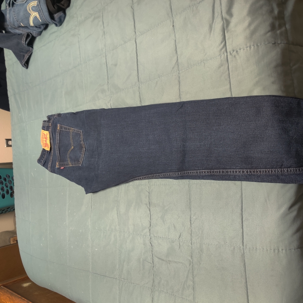 Men's Levi's 502 slim straight jeans.Worn just a few times still holds original